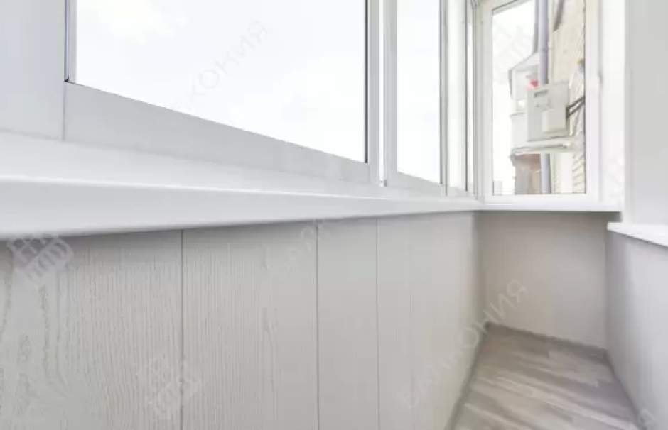 Отделка балкона панелями ПВХ с остеклением Рехау