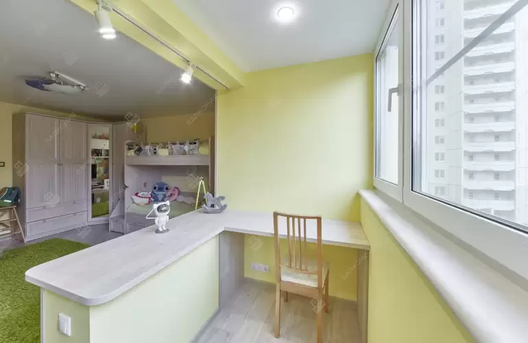 Объединение светлого балкона с детской комнатой